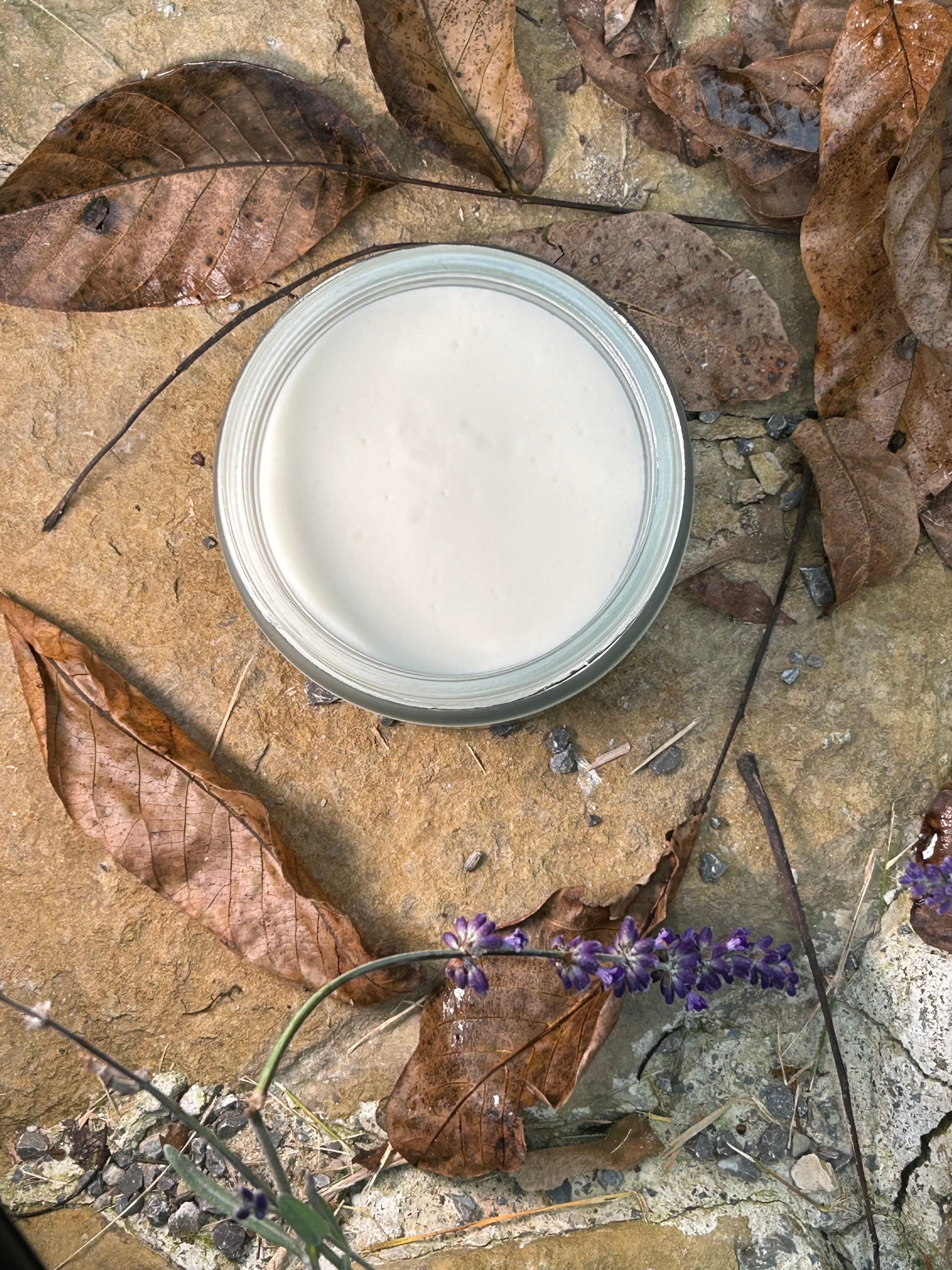 Glastiegel mit Bambusdeckel und einer wunderbaren Mango Body Butter mit vielen Vitaminen und Antioxidantien. 